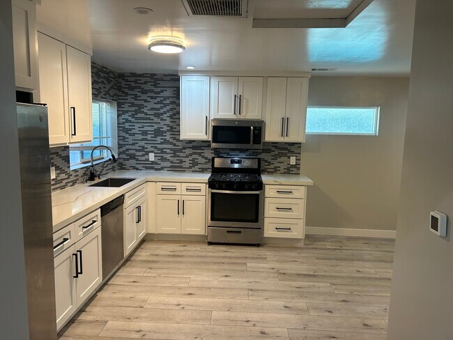 Kitchen - 19548 Los Alimos St