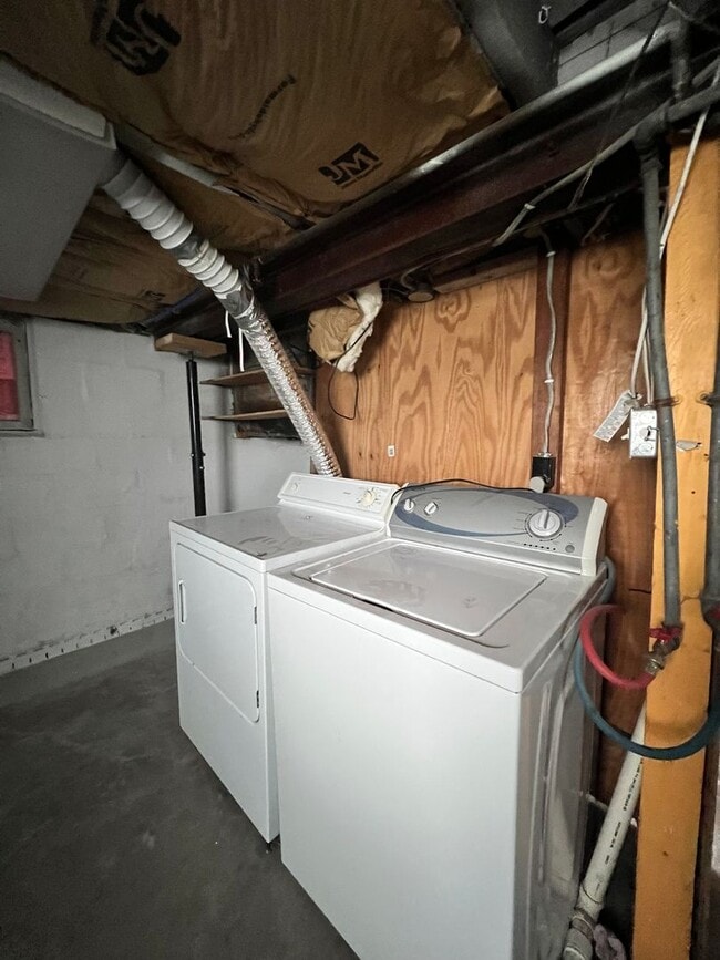 Building Photo - 2-Bedroom 1-Bathroom Single Family Home