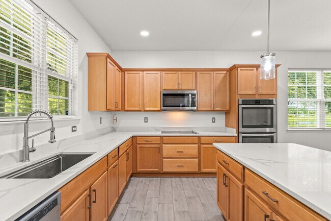 Building Photo - Spacious 3-Bed, 2.5 Bath End Unit Townhome in Windermere with 2 Car Garage!