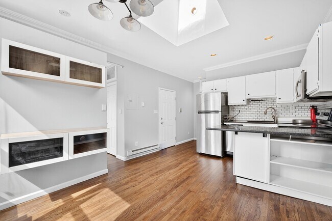 Building Photo - 354 1st St