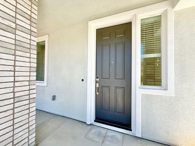 Building Photo - Move-In Ready 5 Bedroom Home with Solar & Large Loft