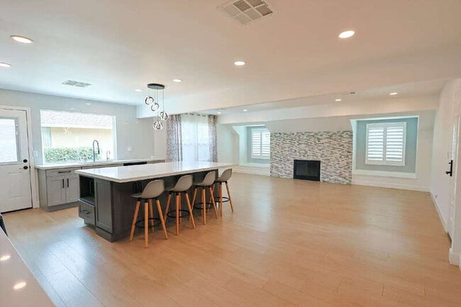Building Photo - 12581 Foster Rd
