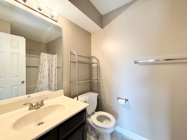 Building Photo - 2 Bedroom Condo with Washer/Dryer Included!