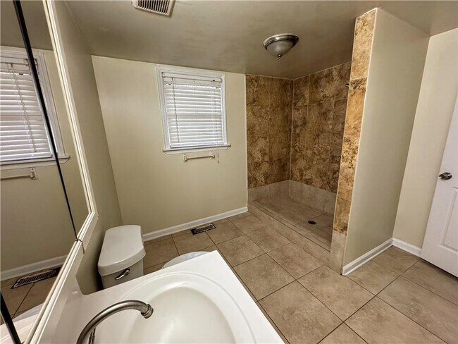 Building Photo - 1637 Columbia Dr