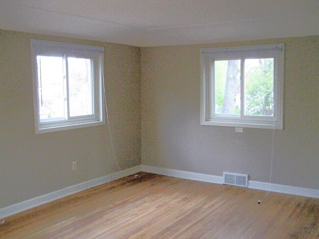 Building Photo - 823 Elm St