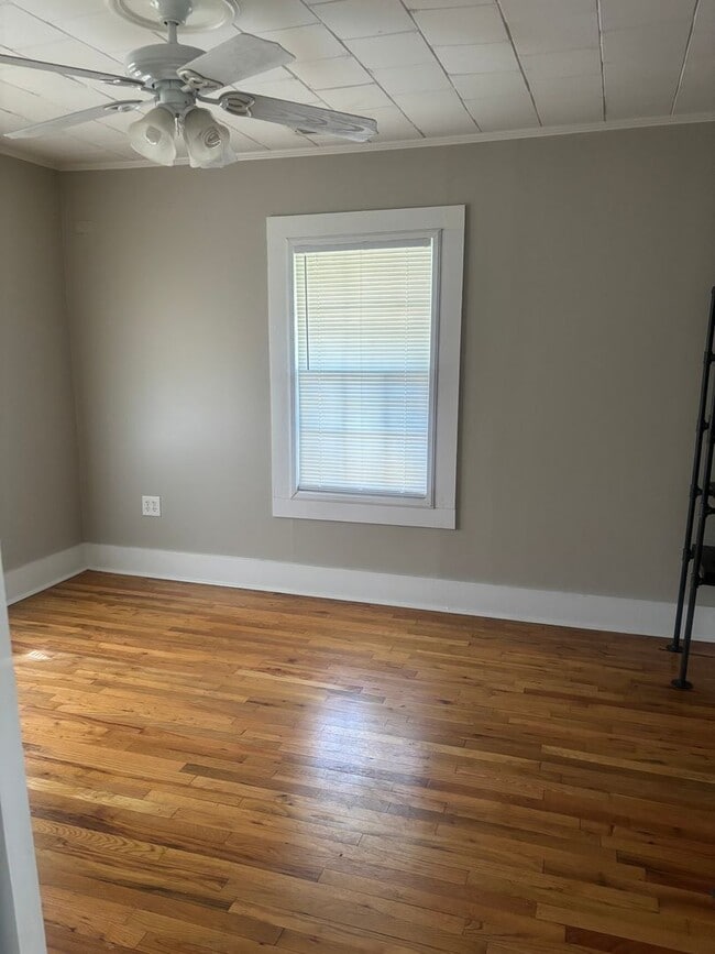 Building Photo - Single Family Home, 3 bed/1 bath $1,200 One-Story