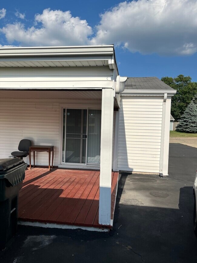 Building Photo - 446 Montrose Dr
