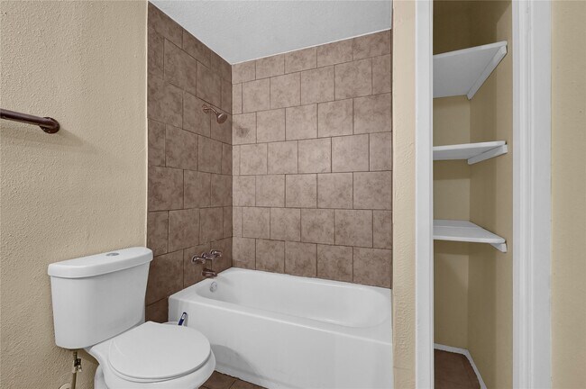 Building Photo - 8405 Wilcrest Dr