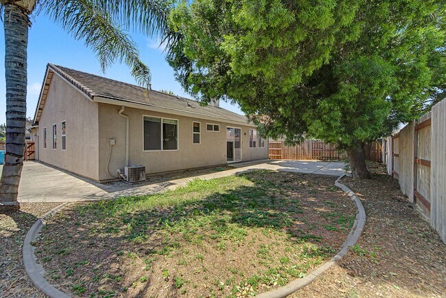 Building Photo - 4 bedroom 2 bath home located in Yuba City