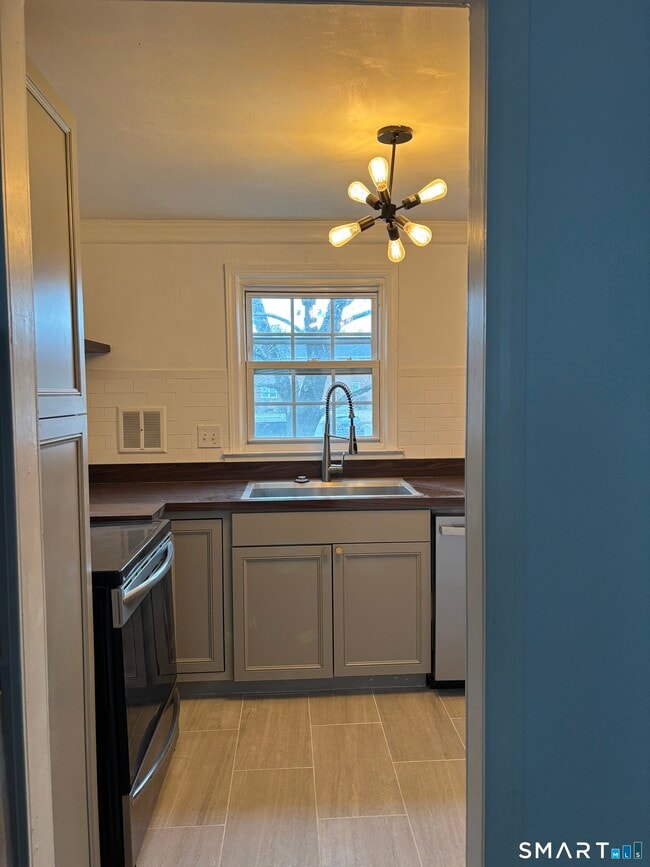 Building Photo - 49 Grandview Dr