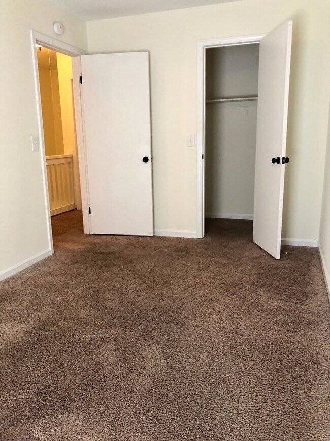 Building Photo - Newly Renovated Apartment at Village Green