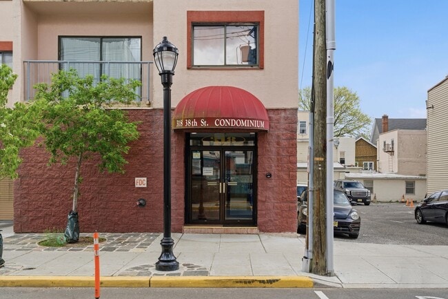 Building Photo - 318 38th St