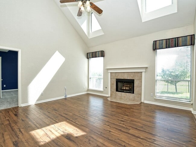 Building Photo - Large 2 story home with greenbelt views