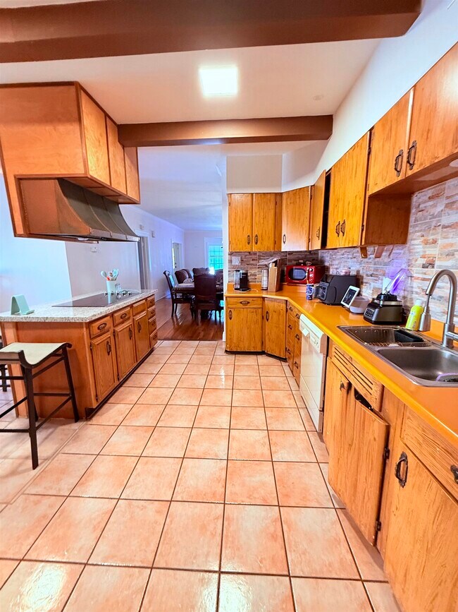 Building Photo - 1608 Mier St