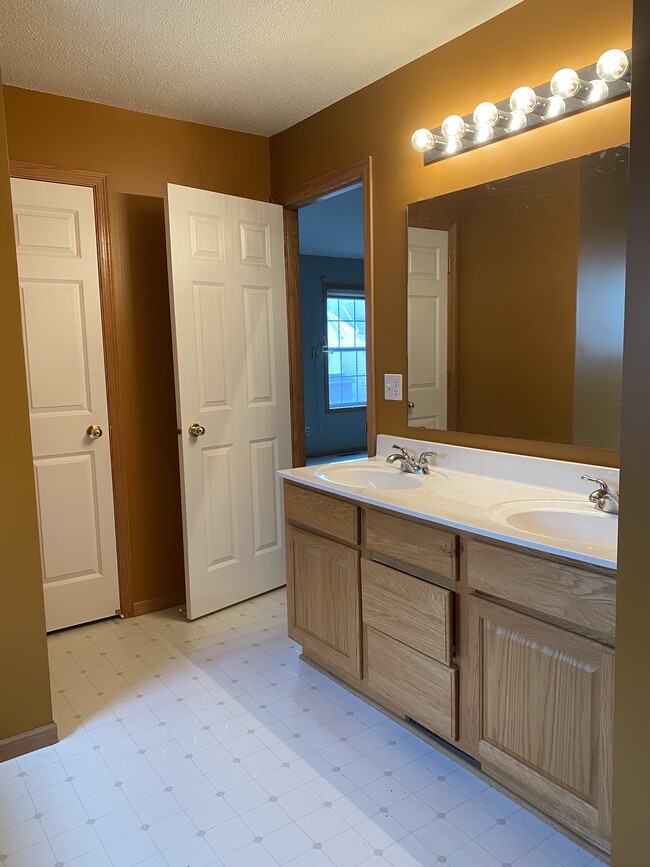 Building Photo - 15222 Florist Cir