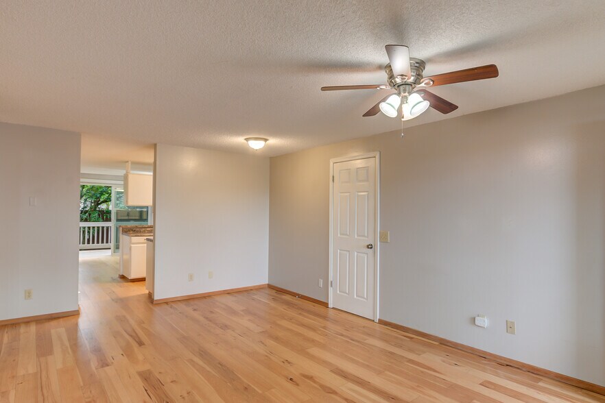 Building Photo - 4050 W Lake Sammamish Pky NE