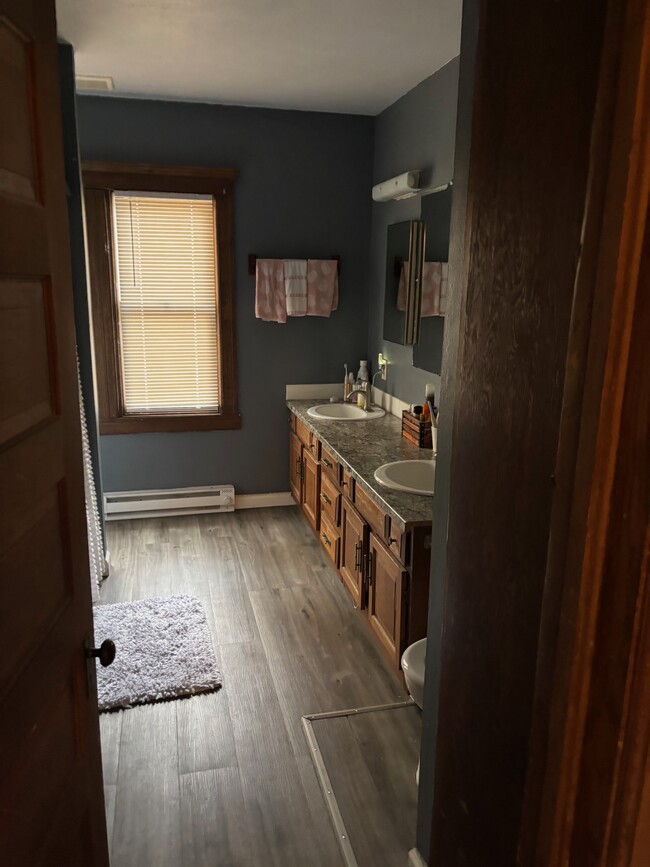 Bathroom, 2nd Floor - 508 E Indiana Ave