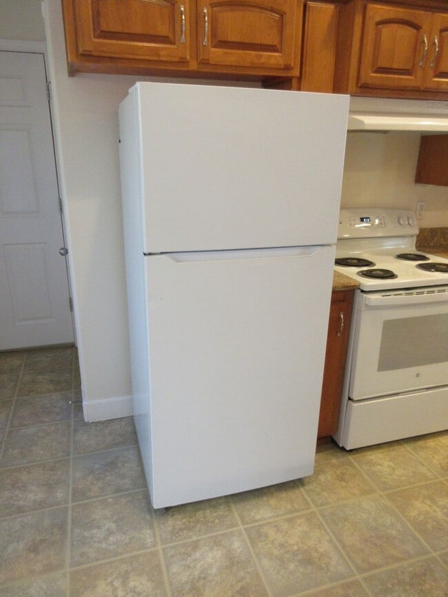 Building Photo - Large 4 Bedroom Home in West Salem