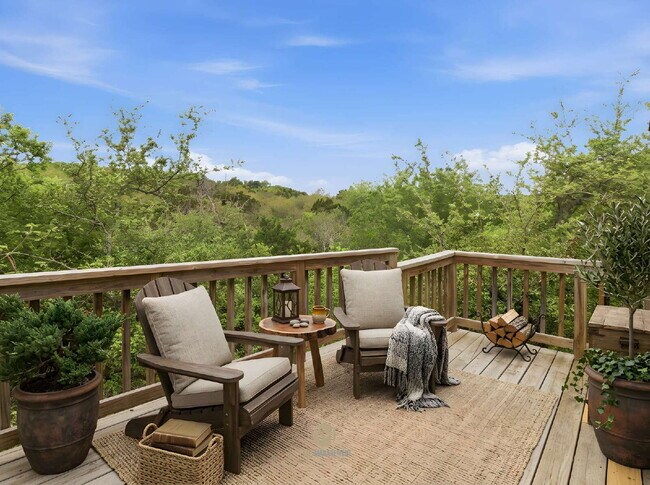 Building Photo - 3-bedroom, 2-bath home nestled in the Rolling Hills subdivision in Canyon Lake