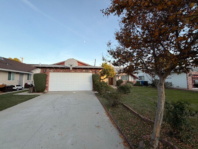 Building Photo - 3 Bedroom 2 Bath Home With Ample Storage