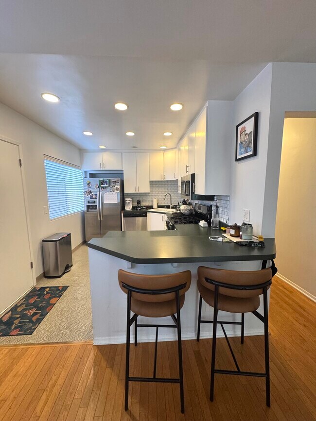Kitchen bar - 33 Paloma Ave