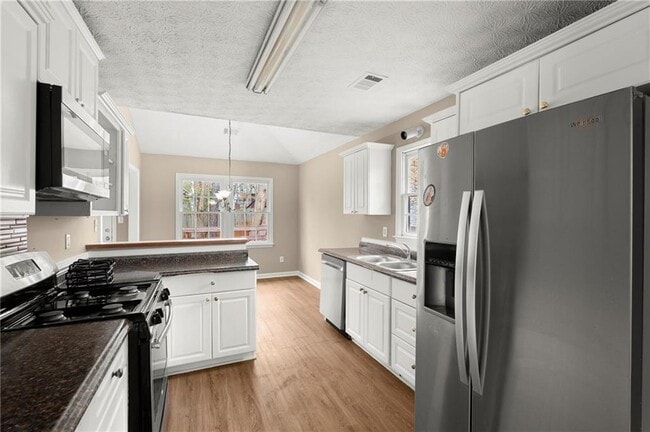 Building Photo - 16 Valleyside Dr