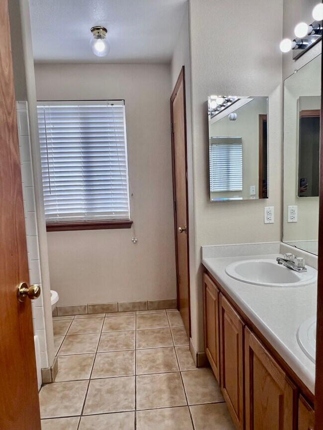 Building Photo - Wonderful 5 Bed/4 Bath Home Located on Qui...