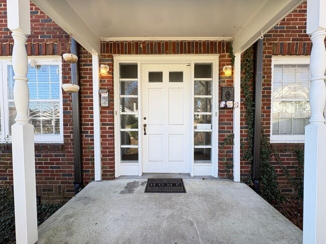 Building Photo - 2 Bedroom, 1 Bathroom Apartment in Greensboro!