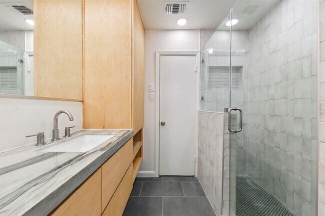 Building Photo - 5221 W 43rd St