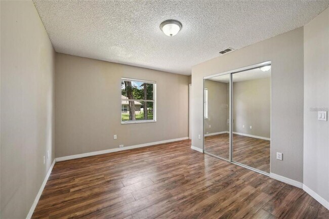 Building Photo - 5 Cedar Ln