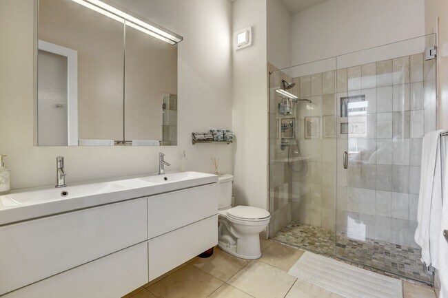 Building Photo - 2 bedroom 2 bath Penthouse apartment in Wa...