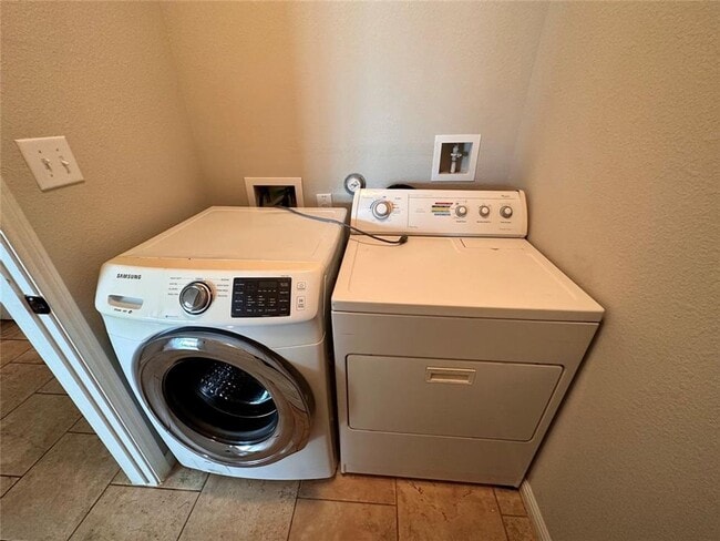 Building Photo - Round Rock Charmer!