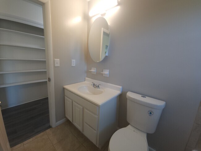 Building Photo - 846 Drawbridge Dr