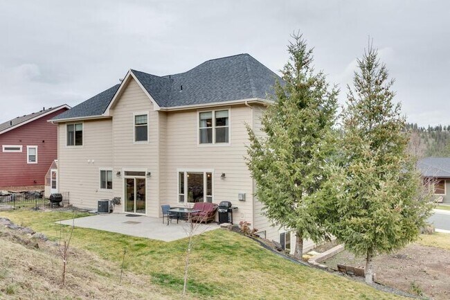 Building Photo - 815 W Willapa Ave