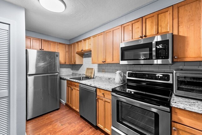 Building Photo - 11 Gibbs St