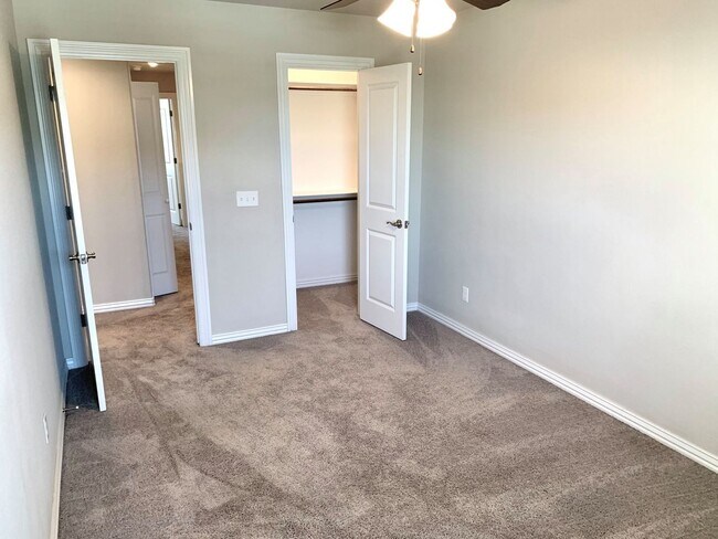 Building Photo - Townhome for Rent in Rogers - 3 bedrooms, ...