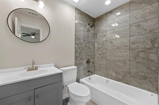 Building Photo - 2602 W Clarendon Dr