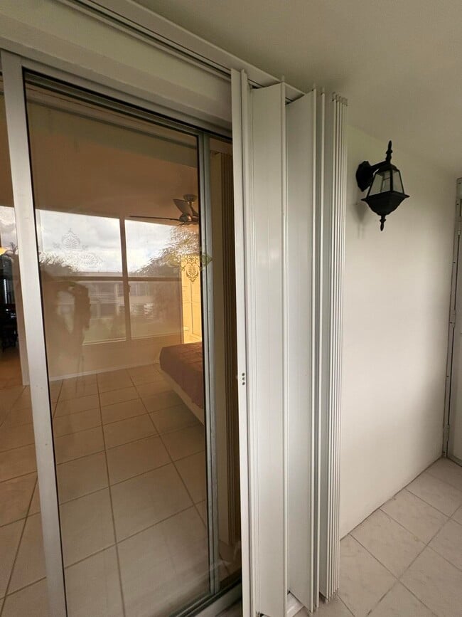 Building Photo - 348 Windsor O