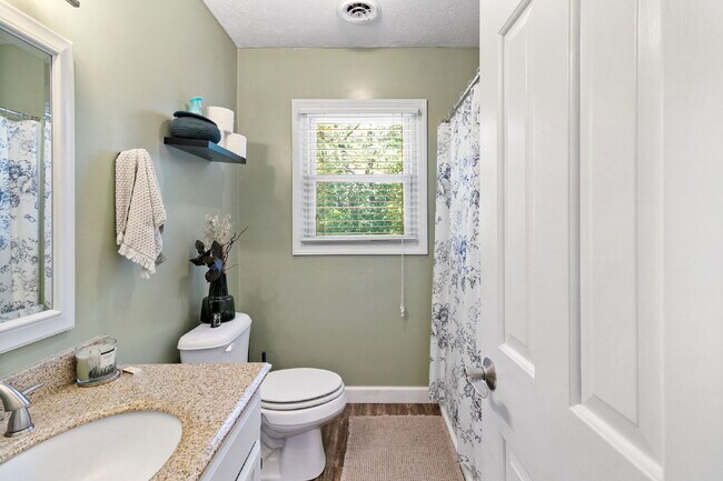 Building Photo - Spacious 4-Bedroom Haven with 3 Full Baths...
