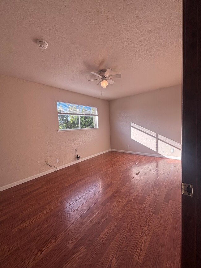 Building Photo - 2 Bedroom, 1.5 Bathroom Apartment