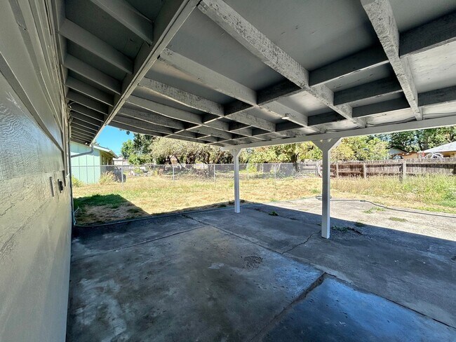 Building Photo - Freshly Updated 3 Bedroom Home with Garage, Fenced Yard & Covered Patio!
