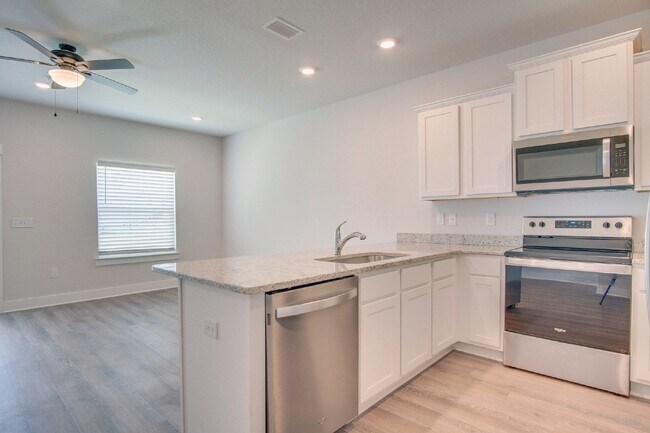 Building Photo - Spacious North Pensacola Townhome Featuring Modern Finishes, Granite Kitchen, Private Garage, Com...