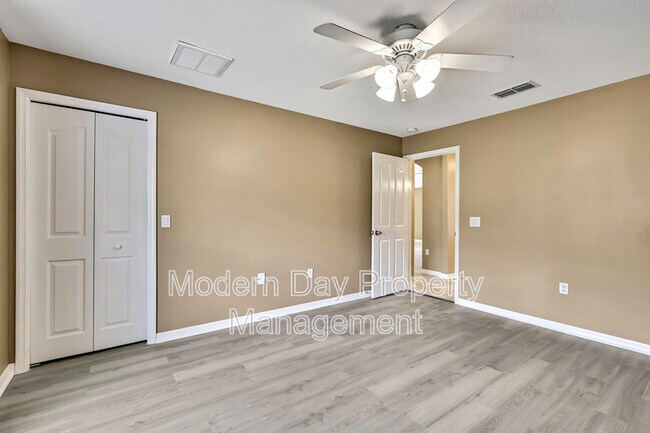 Building Photo - 12320 Papercraft Ave