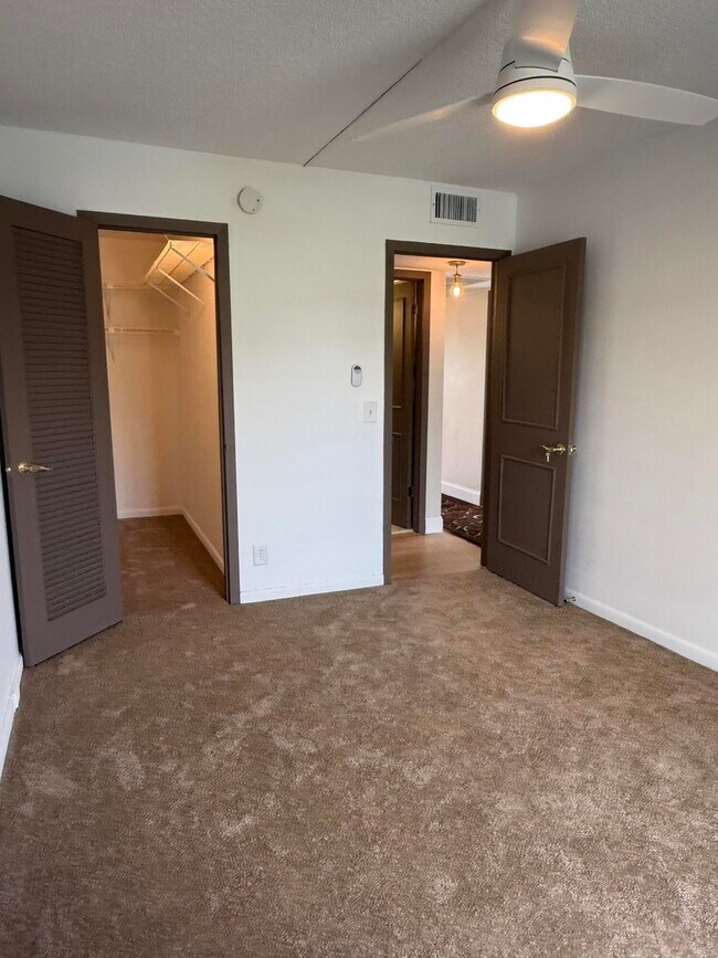 Building Photo - 402 Brighton J