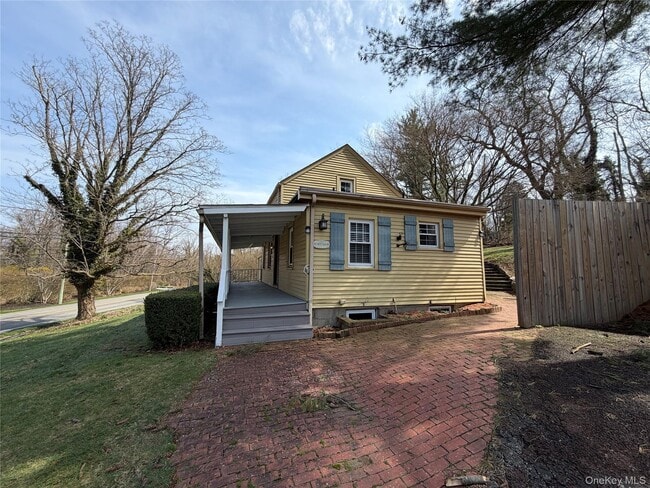 Building Photo - 327 W Neck Rd