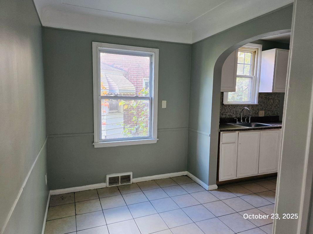 Building Photo - 11466 Somerset Ave