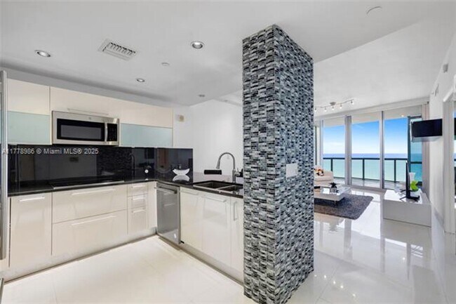 Building Photo - 17121 Collins Ave