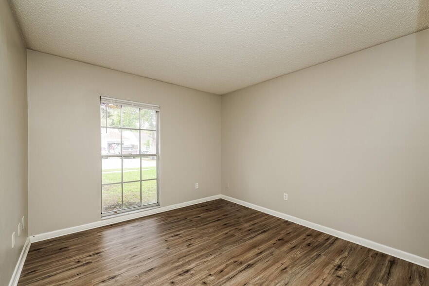 Building Photo - 317 Regal Park Dr