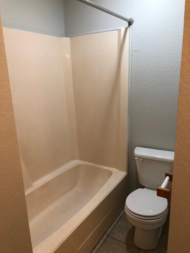 Building Photo - 909 NW Summercrest Blvd