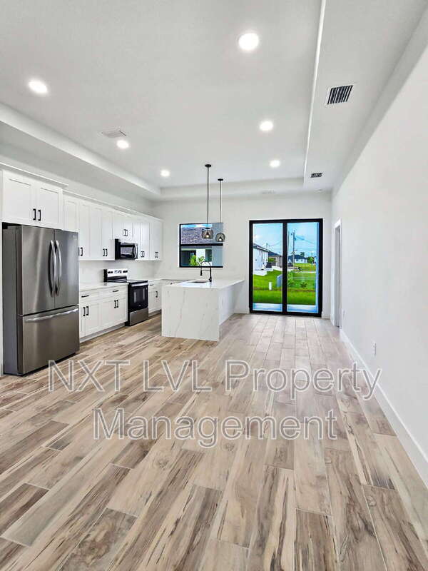 Building Photo - 4113 Kismet Pkwy W